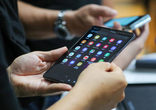 서울 서초구 삼성 딜라이트샵을 찾은 시민이 삼성 갤럭시 폴드를 살펴보고 있다. 연합뉴스